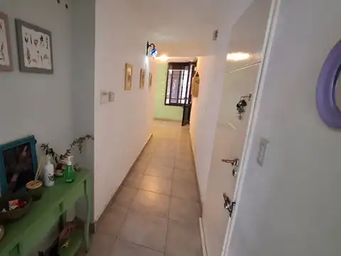 Departamento 8 ambientes con 2 baños