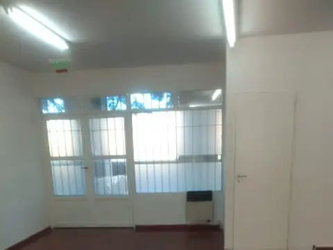 Alquiler de local comercial sobre av. Ilia