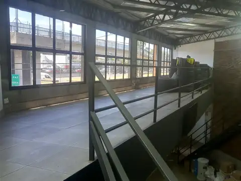 IMPECABLE LOCAL CON OFICINA SOBRE GRAL. PAZ  VISTA AL ACCESO