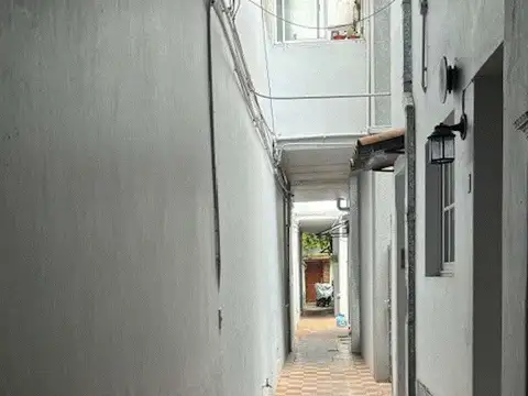 Casa  tipo PH de 3 ambientes con patio en Quilmes centro