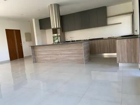 Casa 4 ambientes con 3 baños