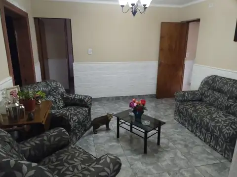 Alquilo Bella Casa en  Excelente Barrio