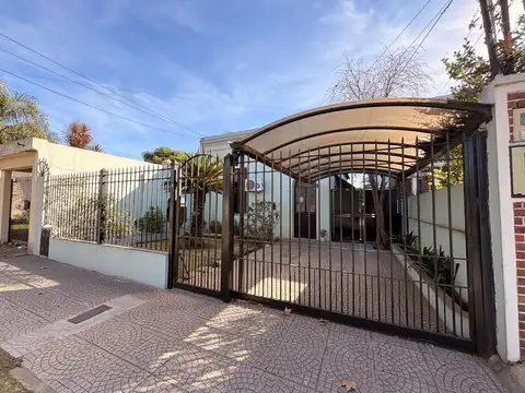 CASA EN VENTA 4 AMB C/450 M2 DE LOTE ADROGUÉ