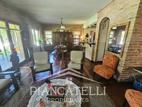 Casa en Venta con 2 cocheras