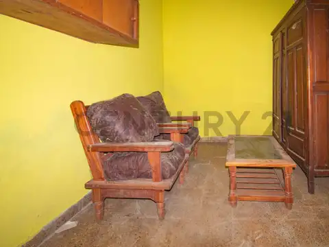 Casa 8 ambientes con 2 baños