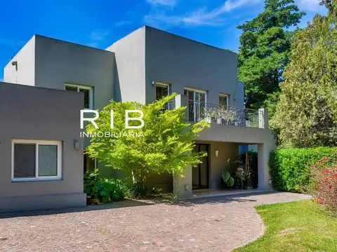 Casa 5 ambientes con 4 baños