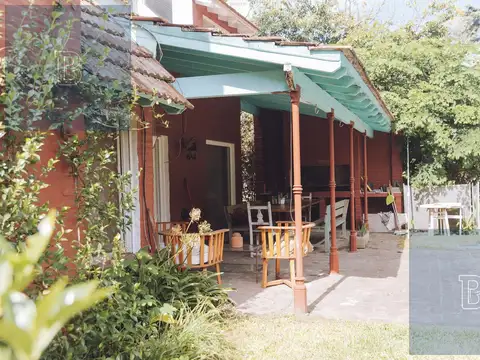 Muy linda casa de 2 plantas en excelente ubicacion en Country Cuba Villa de Mayo!