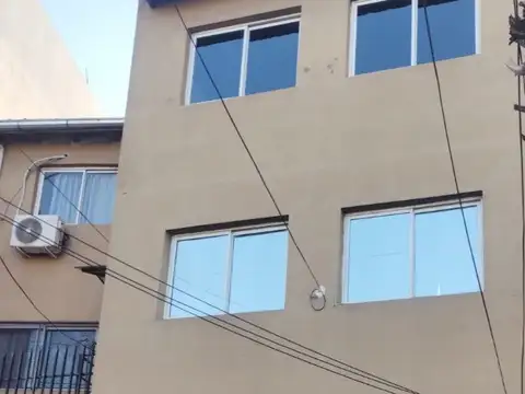 AMPLIO DEPARTAMENTO 3 AMBIENTES TIPO DUPLEX CON PATIO   EN VENTA   AV. MOSCONI AL 2400 - R. MEJIA