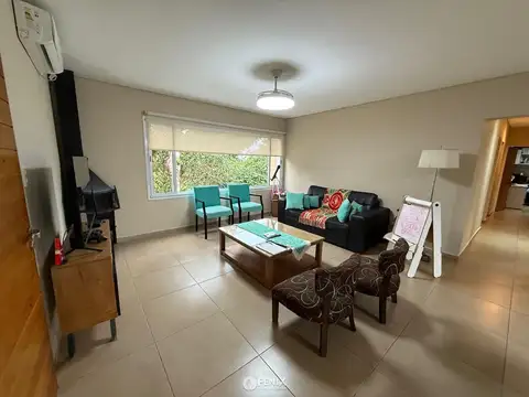 Casa 6 ambientes con 2 baños