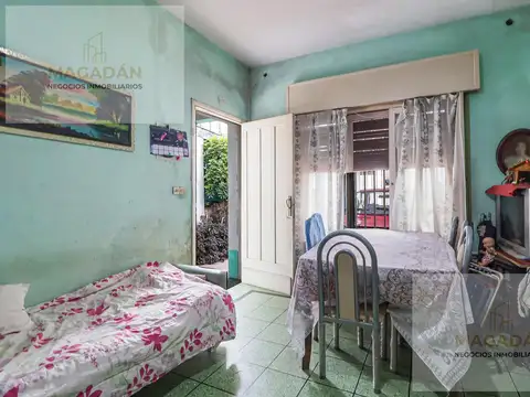Venta Casa 3 amb con 2 cocheras al frente   patio  fondo-Caseros- Acepta Permuta- Apto credito