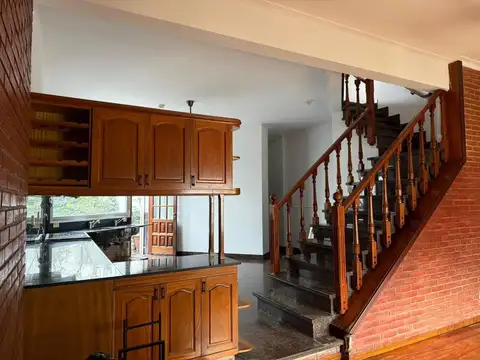 Casa en Alquiler con 1 cochera