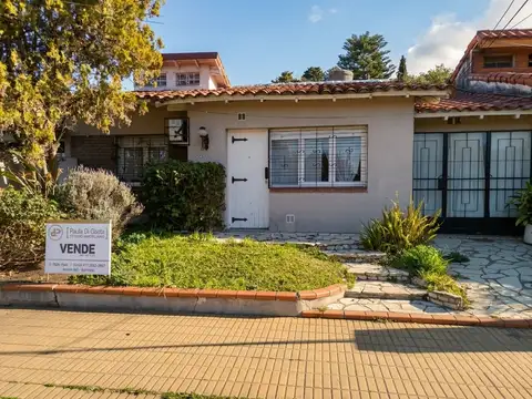 Impecable Chalet Apto Crédito c/ Gran Fondo Arbolado y Garaje en Banfield
