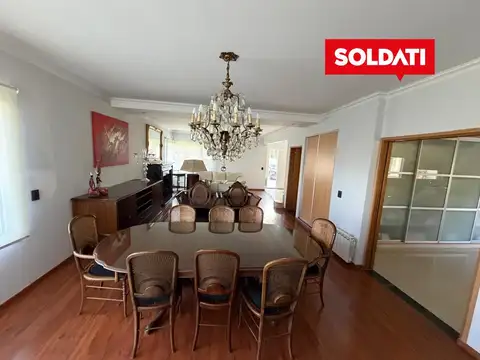 Casa en Alquiler con 2 cocheras