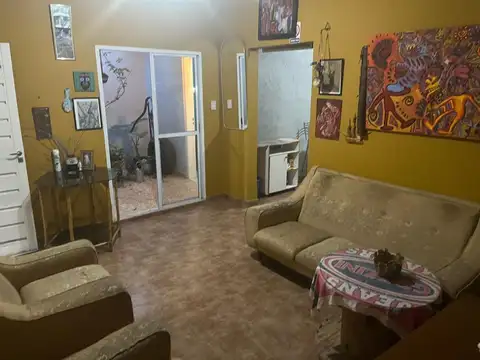 Casa 6 ambientes con 2 baños