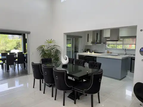 Casa en Alquiler con 6 cocheras