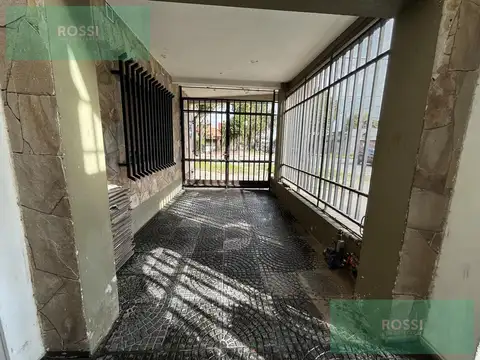 Casa en Alquiler con 2 cocheras