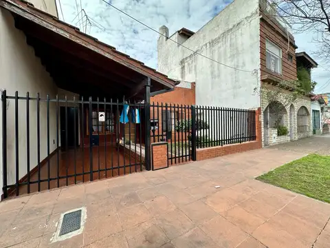 Casa 3 ambientes / garage y jardín