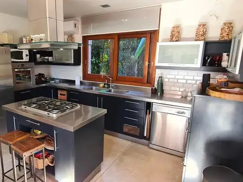 Casa en Venta con 4 cocheras