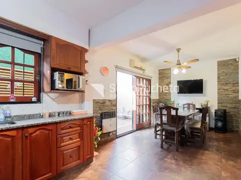 Venta triplex 5 ambientes con patio y cochera en Castelar.