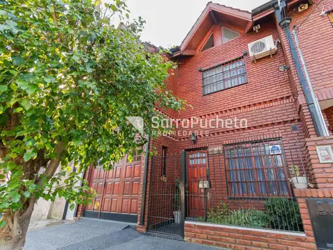 Venta triplex 5 ambientes con patio y cochera en Castelar.