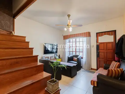Venta triplex 5 ambientes con patio y cochera en Castelar.