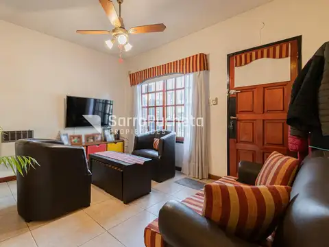 Venta triplex 5 ambientes con patio y cochera en Castelar.