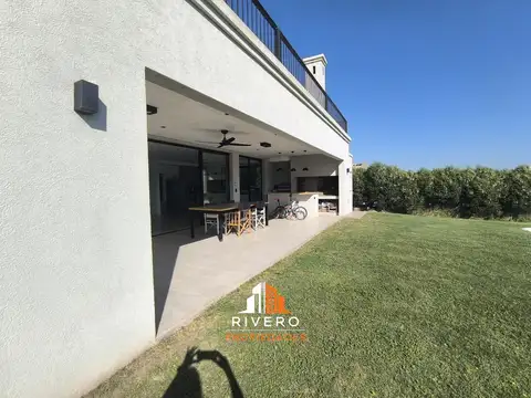 Casa 5 ambientes con 4 baños