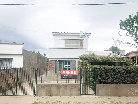 Amplia casa de 3 Dormitorios en barrio tranquilo de Capitan Bermudez.