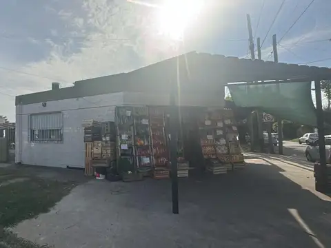 Casa en venta con 3 locales en Berazategui. Ideal para inversión