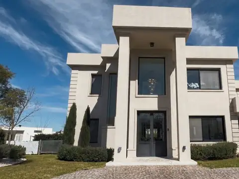 VENTA CASA 6 AMBIENTES CON PISCINA EN HARAS SANTA MARIA ESCOBAR