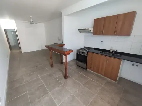 Alquiler de departamento 2 ambientes con patio y cochera