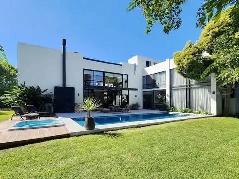 Excelente casa en Venta Barrio Boulevares, Pilar, 5 ambientes + estudio + dependecia + quincho