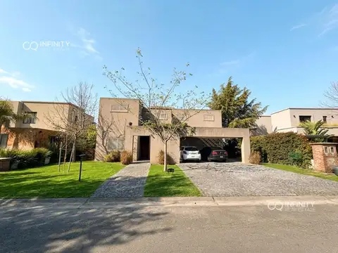 Venta - Casa en La Comarca a la Laguna - 4 Dorm Jardin y Pileta