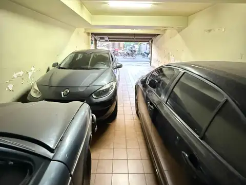ESPACIO GUARDACOCHE MÓVIL EN EDIFICIO, PLANTA BAJA CON ACCESO POR PORTÓN, BAJAS EXPENSAS, EXC. UBICACIÓN