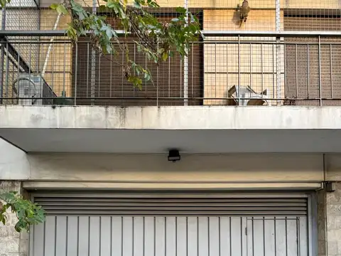 ESPACIO GUARDACOCHE MÓVIL EN EDIFICIO, PLANTA BAJA CON ACCESO POR PORTÓN, BAJAS EXPENSAS, EXC. UBICACIÓN
