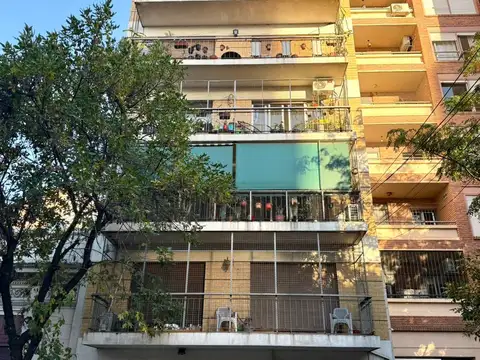 ESPACIO GUARDACOCHE MÓVIL EN EDIFICIO, PLANTA BAJA CON ACCESO POR PORTÓN, BAJAS EXPENSAS, EXC. UBICACIÓN