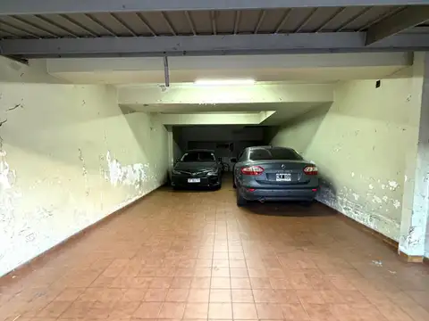 ESPACIO GUARDACOCHE MÓVIL EN EDIFICIO, PLANTA BAJA CON ACCESO POR PORTÓN, BAJAS EXPENSAS, EXC. UBICACIÓN