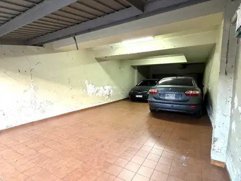 ESPACIO GUARDACOCHE MÓVIL EN EDIFICIO, PLANTA BAJA CON ACCESO POR PORTÓN, BAJAS EXPENSAS, EXC. UBICACIÓN