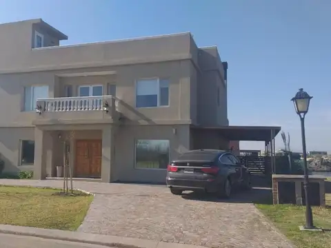 Hermosa casa a la laguna en venta Area 10 San Sebastian