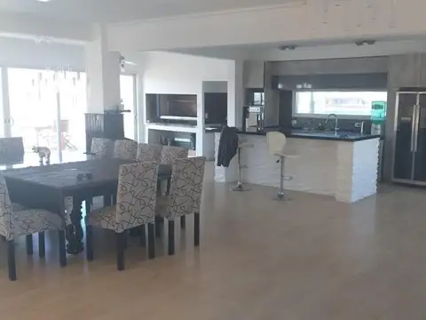 Casa 5 ambientes con 4 baños