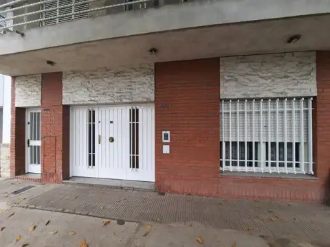 AMPLIA CASA EN PLANTA BAJA CON PATIO PARQUIZADO Y TODOS LOS SERVICIOS