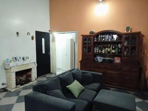 Venta casa 4 ambientes con amplio jardín. Lomas de Zamora