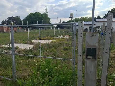 LOTE EN BARRIO LA CARONA II - 300 m² POSESION INMEDIATA - CON PLATEA DE HORMIGÓN DE 25 m² LISTA PARA CONSTRUIR