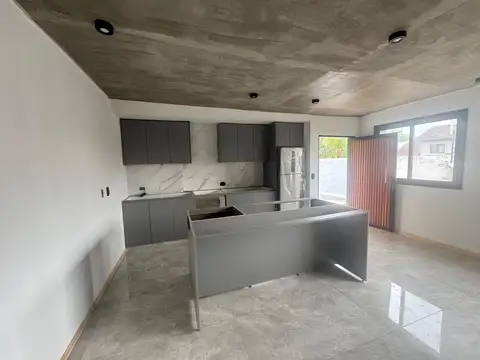 EN VENTA TRIPLEX 4 AMBIENTES A ESTRENAR CON JARDIN Y COCHERA, VILLA BALLESTER
