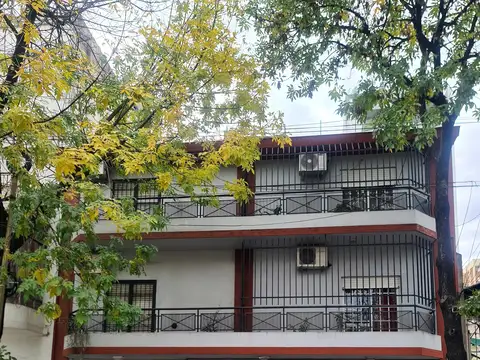 Combate de Los Pozos al 2000, Parque Patricios. Piso 1 x escalera. Reciclado. Impecable estado. 2 ambientes. Patio. 44 m2 totales 42 m2 cubiertos. Muy luminoso. Bajas expensas. Apto crédito. Apto profesional. Conexión lavarropas. Tiene gas.