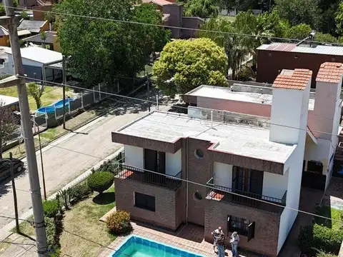 Casa en Venta con 2 cocheras