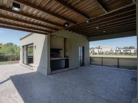 Casa 5 ambientes con 4 baños