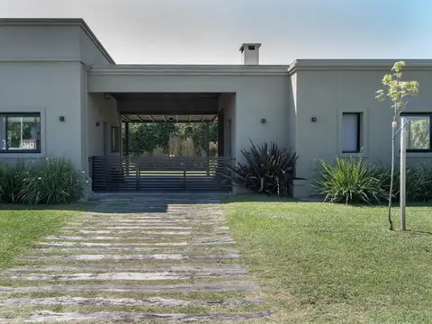 Casa en Venta con 2 cocheras