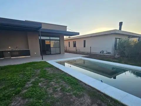 Casa en Alquiler con 3 cocheras