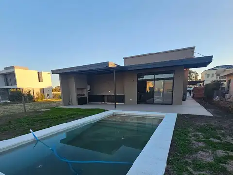 Casa 4 ambientes con 3 baños